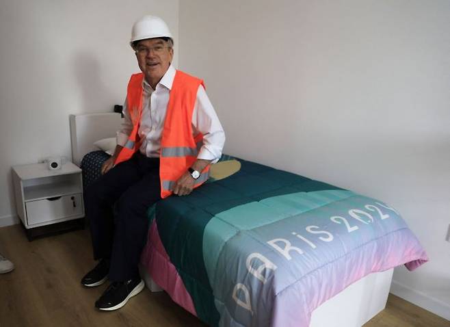 파리 올림픽 선수촌을 방문해 골판지 침대에 앉은 토마스 바흐 IOC 위원장. [이미지출처=AP연합뉴스]