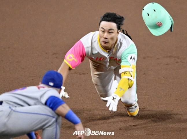 김하성(오른쪽)이 3루 도루를 시도하고 있다./AFPBBNews=뉴스1