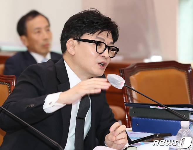한동훈 법무장관이 26일 서울 여의도 국회에서 열린 법제사법위원회 전체회의에서 의원들의 질의에 답변하고 있다. ⓒ News1 송원영 기자