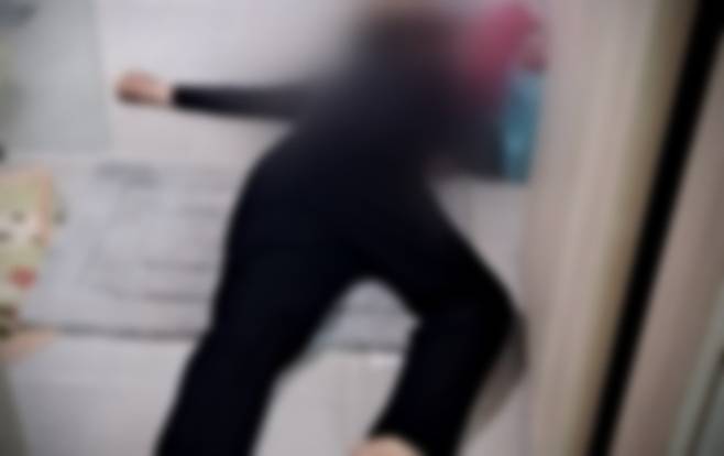 지난 5월9일 오후 6시12분쯤 인천시 강화군 한 자택에서 피를 흘리며 의식을 잃은 채 쓰러진 50대 여성의 모습. JTBC 보도화면 갈무리