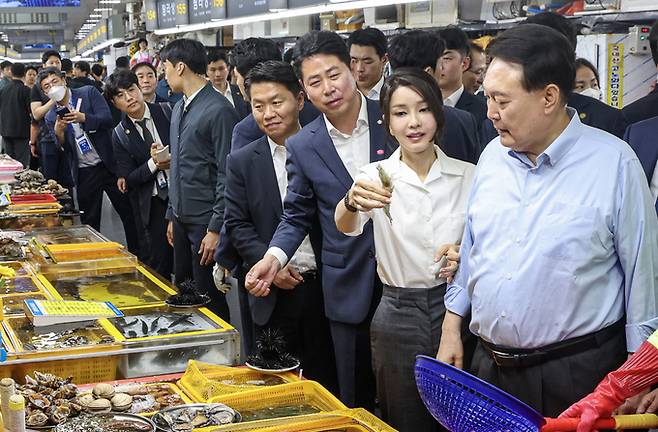 윤석열 대통령 부인 김건희 여사가 27일 부산 중구 자갈치시장을 찾아 수산물을 살펴본 뒤 새우를 들어보이고 있다. 부산=뉴스1