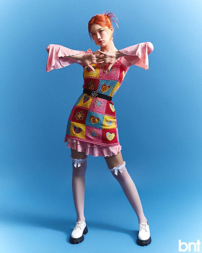 블라우스와 스커트는 익스파이어드걸, 드레스는 원모어, 벨트는 kuas_Wesame lab, 이어링은 자라 제품.