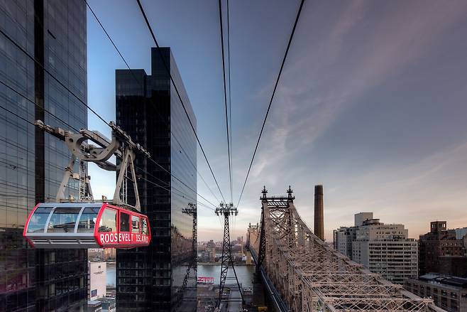 미국 뉴욕 맨해튼 중심부와 동쪽 이스트강 위의 섬 ‘루스벨트 아일랜드’를 잇는 도심 케이블카. /게티이미지
