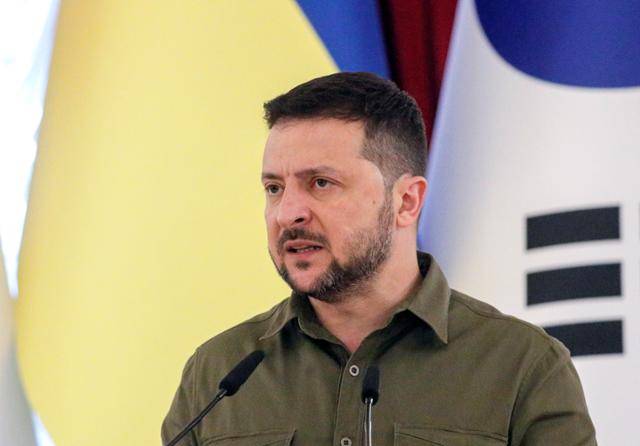볼로디미르 젤렌스키 우크라이나 대통령이 15일 우크라이나 키이우에서 윤석열 대통령과의 정상회담을 바친 뒤 브리핑을 하고 있다. 키이우=EPA 연합뉴스