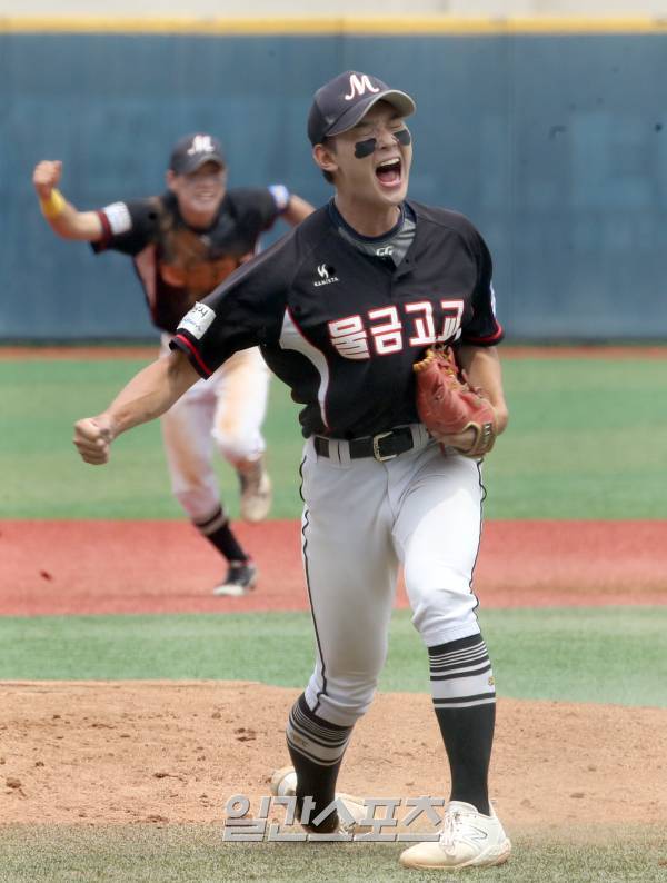 제78회 청룡기 전국고교야구선수권대회 물금고와 충암고의 8강전이 24일 오전 서울 목동구장에서 열렸다. 물금고가 11-9로 승리하고 4강전에 진출했다. 승리가 확정되는 순간 투수 서보한이 포효하고 있다 목동야구장=정시종 기자 capa@edaily.co.kr /2023.07.24.