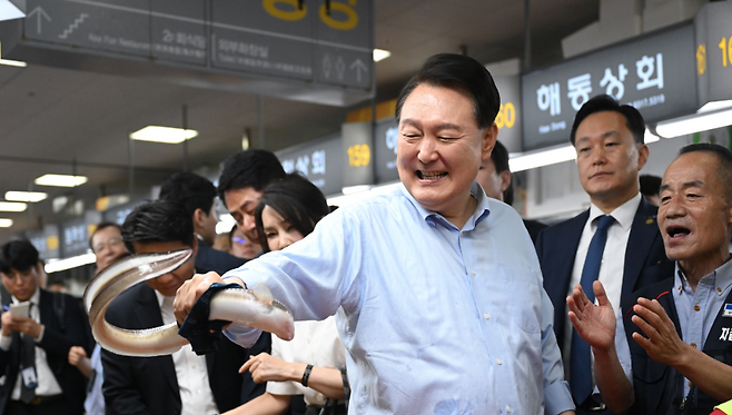 윤석열 대통령이 어제(27일) 부산 자갈치시장에서 붕장어를 든 모습 (사진, 대통령실)