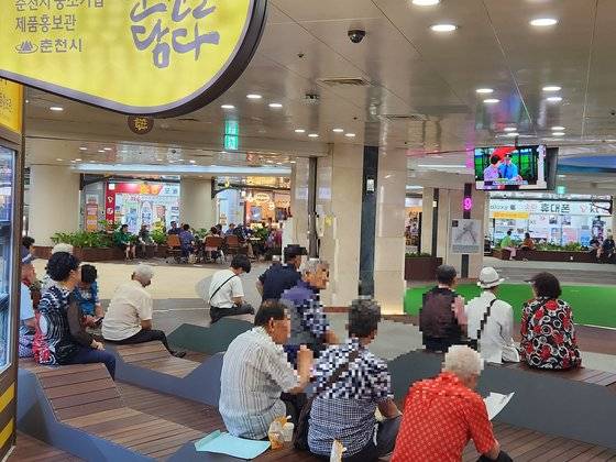 28일 오후 2시 강원 춘천시 중앙로 지하상가. 낮 최고기온이 34도까지 오르자 시민들이 무더위를 피해 중앙광장으로 모여들었다. 박진호 기자