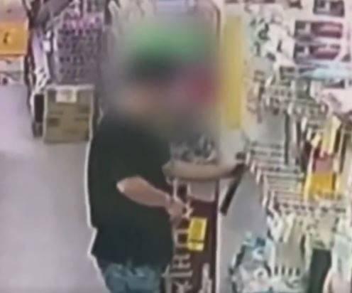 조선이 마트에서 흉기를 몰래 숨기고 있다. 사진=채널A 보도화면 캡처