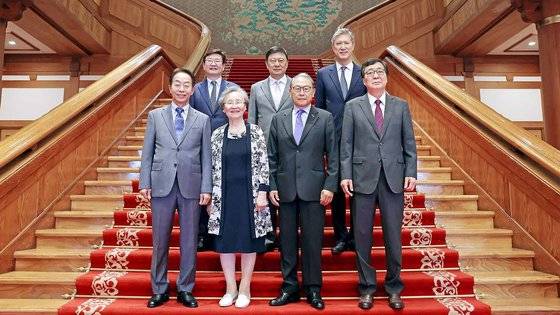 지난 29일 청와대에 모인 역대 대통령 가족들. 뒷줄 맨 왼쪽부터 시계방향으로 박보균 문체부 장관, 박지만 회장(박정희 대통령 아들. 박근혜 대통령 동생), 노재헌 이사장(노태우 대통령 아들), 김홍업 이사장(김대중 대통령 아들), 윤상구 부이사장(윤보선 대통령 아들), 조혜자 여사(이승만 대통령 며느리), 김현철 이사장(김영삼 대통령 아들). 사진 문화체육관광부