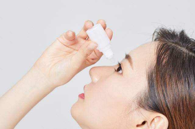 인공눈물을 사용할 땐 첫 한두 방울을 버리고 사용해야 안구 건강을 지킬 수 있다./사진=클립아트코리아
