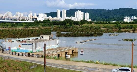 지난달 24일 오후 세종시의 금강 세종보가 물에 잠겨 있다. 프리랜서 김성태