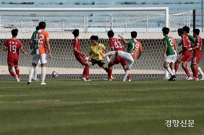 서울 중대부고 복준하가 1일 충북 제천종합운동장에서 열린 2023 대통령금배 고등U17 유스컵 결승 인천 부평고와의 경기에서 득점하고 있다. 문재원 기자