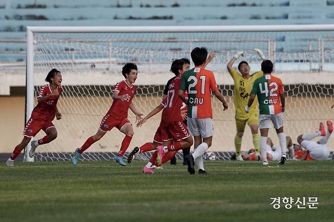 인천 부평고가 1일 충북 제천종합운동장에서 열린 2023 대통령금배 고등U17 유스컵 결승 서울 중대부고와의 경기에서 득점 후 환호하고 있다. 문재원 기자