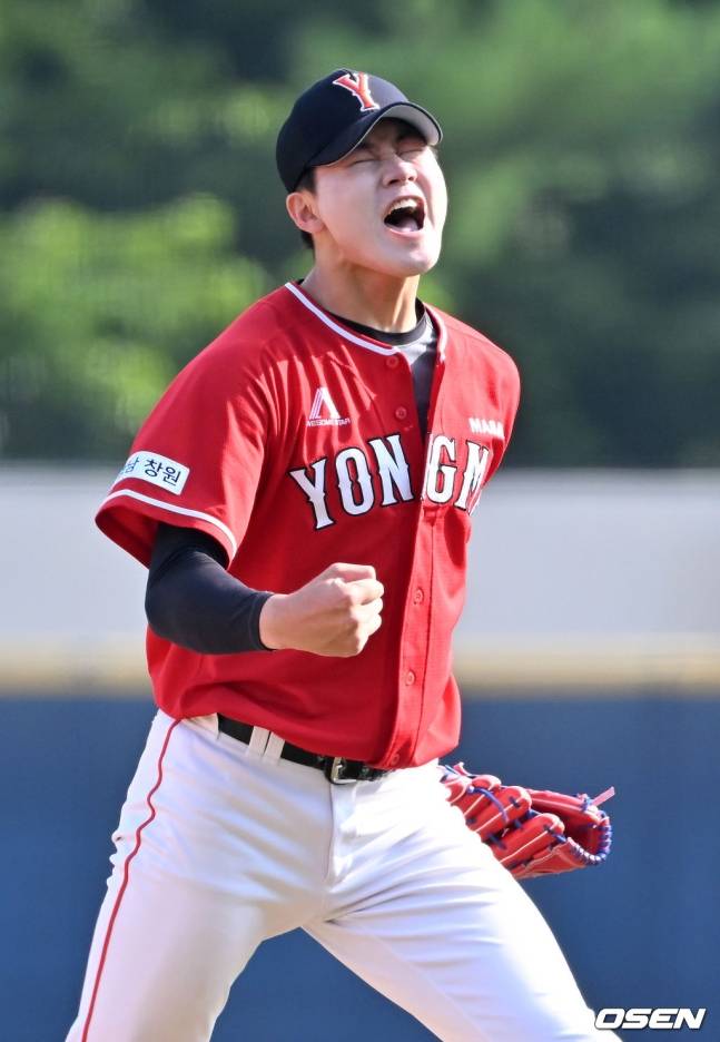 마산용마고 장현석이 지난달 19일 서울 목동야구장에서 열린 마산고와 제78회 청룡기 전국고교야구선수권대회 겸 주말리그 왕중왕전 2회전에서 이닝을 무실점으로 막아낸 뒤 포효하고 있다.