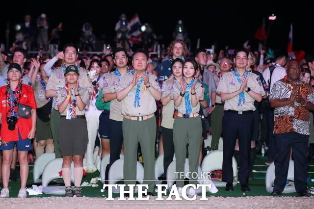 윤석열 대통령이 휴가 첫날인 2일 2023 새만금 세계스카우트잼버리 개영식에 참석했다. 이날 전북 부안군 새만금 일대에서 열린 2023 새만금 제25회 세계스카우트잼버리 개영식에서 스카우트 선서를 보며 박수치고 있는 윤 대통령. /뉴시스