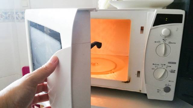 닭가슴살 등 고기를 냉동한 후 해동할 땐 전자레인지에 돌리기보다 냉장 해동해야 위생과 맛을 지킬 수 있다./사진=게티이미지뱅크