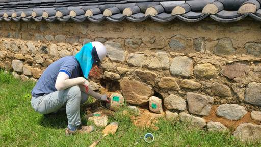 경기문화재단 경기문화재연구원 경기문화재돌봄센터 보수2반 직원들이 풍수해로 빠져나온 용인향교의 담장 연석을 보수하고 있다. 김보람기자