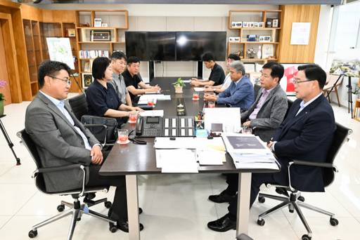 강수현 양주시장(오른쪽)과 오승록 서울 노원구청장이 3일 양주시장실에서 도봉면허시험장 양주 이전에 대해 의견을 나누고 있다. 양주시 제공