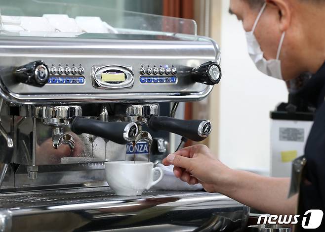 커피를 내리는 모습(사진은 기사 내용과 관련 없음) ⓒ News1 윤일지 기자