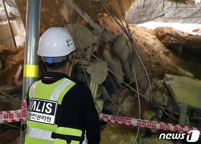 지난 4월 인천 서구 검단신도시 내 LH가 시행하고 GS건설이 시공한 아파트에서 발생한 지하주차장 슬래브 붕괴 원인은 전단 보강근이 많이 필요한 무량판 구조 설계임에도 철근이 필요한 만큼 삽입되지 않았던 탓으로 밝혀졌다. 설계에서 한차례, 다음으로 시공단계에서도 추가로 철근이 누락됐다는 것이다. 사진은 당시 현장 모습. 2023.5.2/뉴스1 ⓒ News1 정진욱 기자