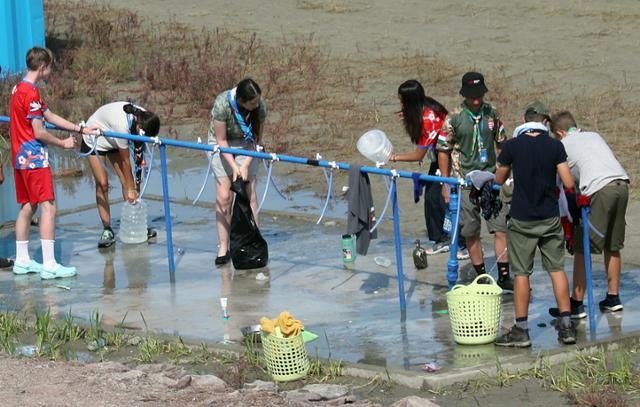 2023 새만금 세계스카우트잼버리 참가자들이 4일 전북 부안군 잼벼리 야영장 수돗가에서 물을 받고 있다. 연합뉴스