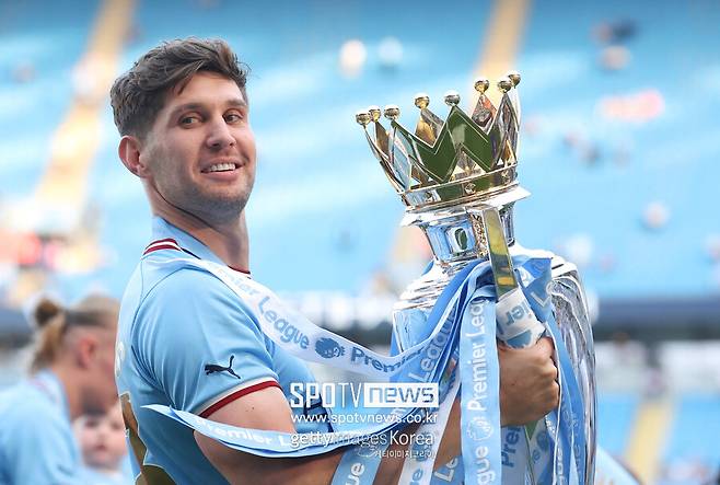 ▲ 잉글랜드 프리미어리그 우승 트로피를 들어올린 존 스톤스와 맨체스터시티 동료들.