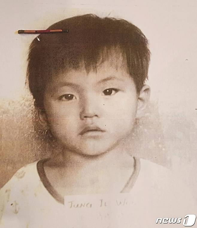 1975년 입양 당시 '정일우'(Jung Il Woo)라는 이름으로 기록된 백상렬씨의 사진(최영자씨 제공)