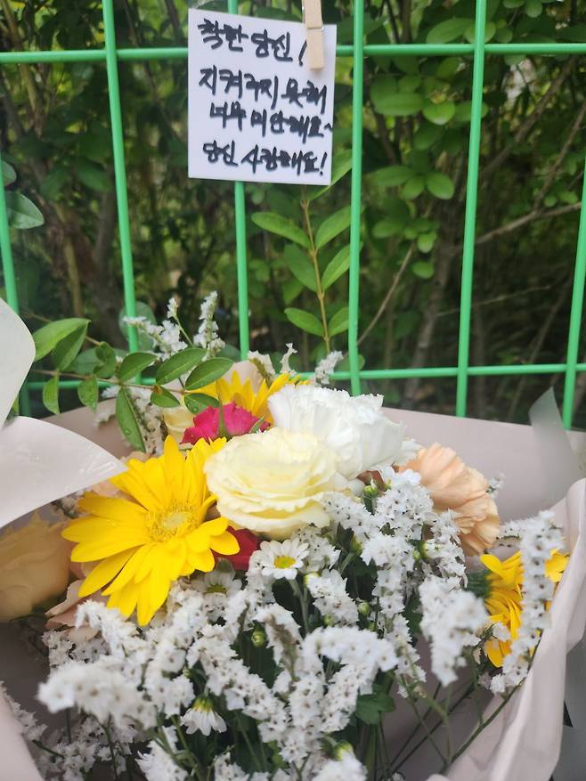 6일 오후 경기 성남 서현고가차도 인근에 '서현동 흉기 난동사건' 피해자 가족이 고인을 추모하며 남긴 메시지와 꽃다발. /김예랑 기자