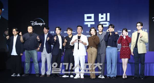 박인제 감독, 강풀 작가, 배우 김희원, 김성균, 차태현, 류승룡, 한효주, 조인성, 이정하, 고윤정, 김도훈이 3일 오후 서울 성동구 에스팩토리에서 진행된 디즈니+ 오리지널 시리즈 '무빙' 블루카펫 행사에 참석해 포토타임을 갖고 있다. '무빙'은 초능력을 숨긴 채 현재를 살아가는 아이들과, 과거의 아픈 비밀을 숨긴 채 살아온 부모들이 시대와 세대를 넘어 닥치는 거대한 위험에 함께 맞서는 초능력 액션 히어로물로 오는 9일 공개된다. 서병수 기자 qudtn@edaily.co.kr /2023.08.03/