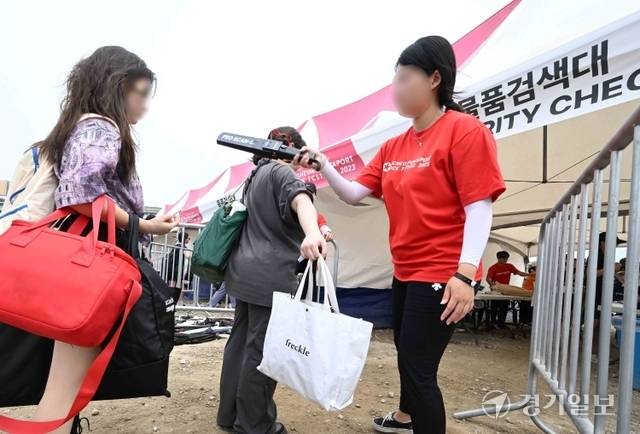 2023 인천 펜타포트 락 페스티벌 셋째날인 6일 오전 인천 연수구 송도달빛축제공원 행사장 입구에서 관계자가 안전한 공연관람을 위한 금속탐지기 검색을 하고 있다. 장용준기자