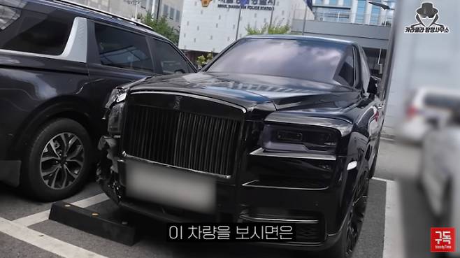지난 2일 롤스로이스 차량을 몰고 인도로 돌진해 20대 여성을 다치게 한 20대 운전자가 사고를 낸 이후 별다른 조치를 취하지 않았다는 목격담이 나왔다. /사진=유튜브 '카라큘라 탐정사무소' 영상 캡처