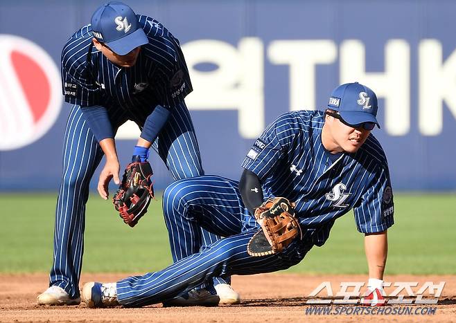 마지막 아웃 카운트를 처리하기 위해 수비를 펼치다 미끄러진 류지혁 '허벅지 통증 호소'