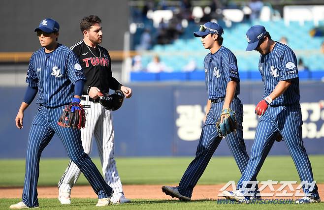 더그아웃으로 향하던 오스틴은 통증을 호소하는 류지혁에게 다가갔다.