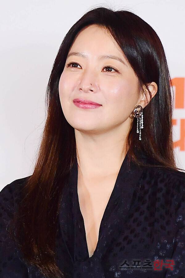 영화 '달짝지근해:7510' 언론시사회에 참석한 배우 김희선. ⓒ이혜영 기자 lhy@hankooki.com