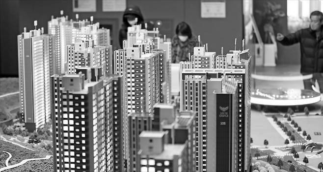 지난 1월 올해 첫 아파트 1순위 청약을 한 경남 창원시 성산구의 한 대형 건설사 모델하우스. 한경DB