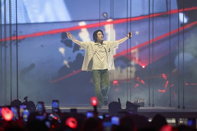 슈가는 앙코르까지 2시간 20분 동안 24곡의 무대를 선보였다. 빅히트 뮤직 제공