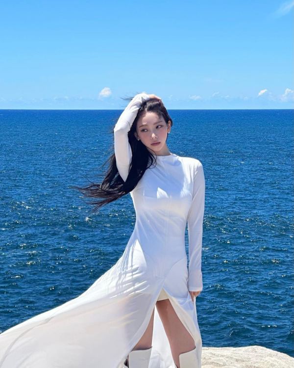 Group Aespa Karina boasted a refreshing visual that would blow away the heat.Karina posted several photos on her social media on Saturday with a wave-shaped emoji.In the photo, Karina posed in a pure white costume against the blue sky and the sea.He swept his hair off the wind and showed off his cool charm.Unrealistic Beautiful looks and cool visuals have inspired fans.Meanwhile, Aespa, to which Karina belongs, will release her English single Better Things on the 18th.