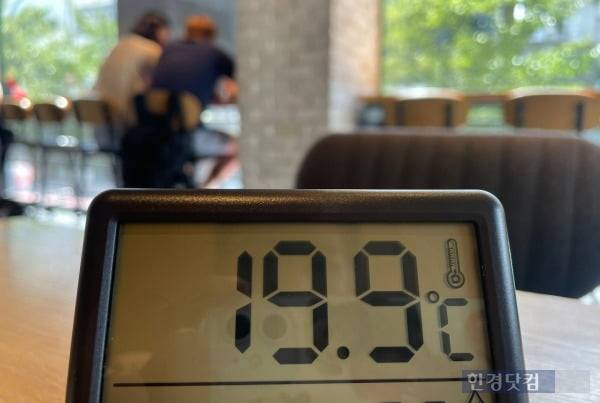 8일 신촌역 대학가 인근의 한 카페 내부 온도가 19.9도로 측정된 모습. /사진=김세린 기자