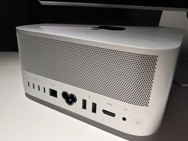 애플 M2 맥 스튜디오 뒷면./사진=백유진 기자 byj@