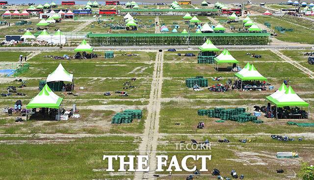 국제적 망신이라는 비판을 받는 '2023 새만금 세계스카우트 잼버리 대회' 책임론을 두고 여야가 9일 서로 '네 탓'이라고 주장했다. 태풍 '카눈'의 한반도 상륙을 앞두고 조기 철수가 결정된 8일 전북 부안군 세계스카우트 잼버리 야영지가 한산한 모습. /이동률 기자