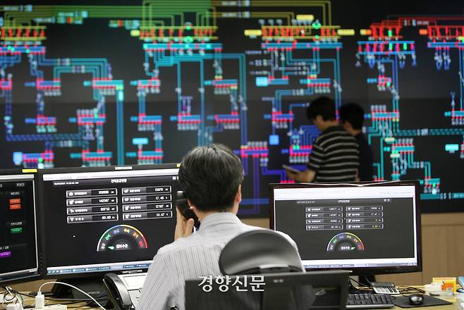 지난 7일 경기 수원시 한국전력공사 경기지역본부 전력관리처 계통운영센터에서 직원들이 전력수급상황을 주시하고 있다. 권도현 기자