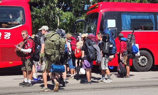 2023 새만금 제25회 세계 스카우트 잼버리'의 조기 철수가 결정된 8일 전북 부안군 잼버리 야영장에서 스카우트 대원들이 버스로 이동하고 있다. 뉴시스