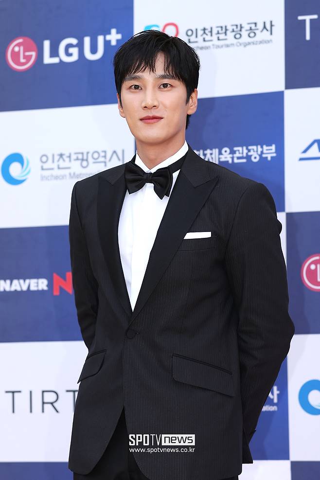 Actor Ahn Bo-hyun was caught up in an untimely suspicion that he had been staffed with a behind-the-scenes footage of the TVN drama Yumis Cells, and Staff in the video said, I am unhappy and upset.Ahn Bo-hyun has recently been at the center of untimely suspicions as a video capture from the Yumis Cells filming site circulated in the online community.In the appearance of Ahn Bo-hyun standing and the female staff standing next to him holding the script, some raised the controversies by unconfirmed claims that Ahn Bo-hyun had the staff serve the script.Has asked Staff who appeared in the video to confirm the authenticity of the allegations, and Staff, who was in difficult contact, responded to the interview request after distress.Mr. A in the video was Ahn Bo-hyuns costume stylist at the time of shooting Yumis Cells.Mr. A said, I am unhappy and upset with the ridiculous contents of personality controversies and scripts.I want to explain the situation of the day myself. I have a mosaic in the picture in the article, but I am upset and scared by my photo that keeps coming up.But (An) Bo-hyeon I think my brother will have a lot of trouble, so Im going to talk to him in my courage. Mr. A said, I filmed Yumis Cells and enjoyed shooting with my brother and brother who are close to (An) Bo-hyeon, adding, It was a problem that a short time was taken among the making videos.At that time, there was a sudden change in schedule during the rehearsal, and I was showing (Bo-hyeon) brother a script about the schedule change.I explained the situation at the time when I checked the changed schedule table on my mobile phone and explained the script. Mr. A was even more frustrated with the allegations, calling them nonsense. He voiced that it was ridiculous that a scene captured at the moment was maliciously distorted, spread quickly through various social media, and escalated into a gapjil.In particular, Mr. A was heartbroken that this was spreading to Ahn Bo-hyuns so-called personality controversies.He said, As a staff member who has been together for a long time, my brother is a really good person. I filmed the drama and discussed and solved the problem even if there was a difficult situation.I praise the character of Ahn Bo-hyun, an actor who cares for every little thing and takes care of it, especially for all the staff, always giving bright energy.Mr. A said, I am really upset that bad articles and articles come up because I see the short video and interpret it maliciously. (Ahn Bo-hyun)I just showed it with a script to explain the schedule. He repeatedly said, I would like you to stop insisting on personality controversies, scripts, etc. for your brother. 