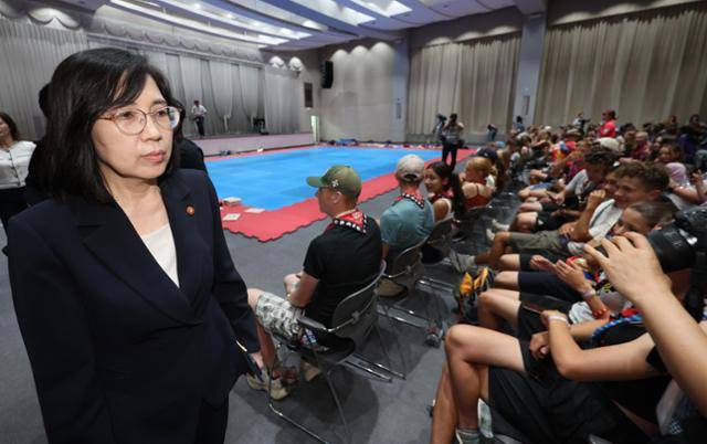 김현숙 여성가족부 장관이 9일 서울 성균관대 600주년 기념관에서 태권도 체험을 위해 방문한 2023 새만금 세계스카우트잼버리 대원들과 인사하기 위해 이동하고 있다. 연합뉴스