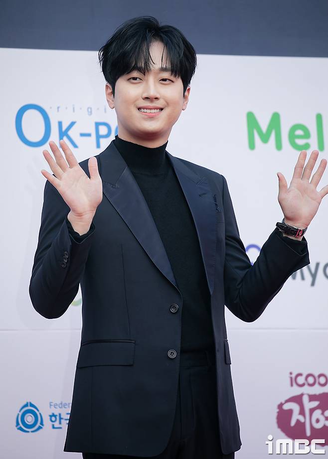 Singer Lee Chan-won, who suspended Film for a minor incident, reassured fans.Lee Chan-won said in his fan cafe on the 9th, Im sorry to have caused your Moon Lovers: Scarlet Heart Ryeo, adding, Like the bar posted on the cafe notice today, there was a minor injury due to a slight accident, which inevitably disrupted the scheduled film.In fact, I thought that there was no big problem in normalizing the film, but I decided to have a little time to reorganize according to the hospital and companys opinion that Retrieval is a priority.Lee Chan-won reassured fans that he was surprised, saying, Its not as bad as youre worried about, he said.Finally, he said, I will go to see the Being There (fandom name) in a healthy way by being Retrieval as soon as possible, and expressed his gratitude, saying, Thank you very much for your support and encouragement.As a result, Lee Chan-won is Boycott in the recording of KBS2 The Endless Love Song, The Problem Son of the Rooftop Room and JTBC Tokpawon 25 oclock.Also, MBC FM4U, which was scheduled for 10 days, was canceled.Im so sorry for the early hours of your Moon Lovers: Scarlet Heart Ryeo!!As I went up the cafe notice today, there was a slight injury due to a slight accident, which inevitably caused a disruption to the planned film ...!!In fact, I did not think there was a big problem in normalizing the film, but I decided to take a short time to reorganize according to the hospital and companys opinion that Retrieval is a priority!Its not as bad as youre worried about, and Im doing well in my daily life, so do not worry at all!! Ill come to the cafe often and say hello to the Being There while I can not meet you!I will go to see the Retrieval and Healthy Being There as soon as possible! Thank you so much for your support and encouragement!iMBC  ⁇  Photo iMBC DB, provided  ⁇  MBN