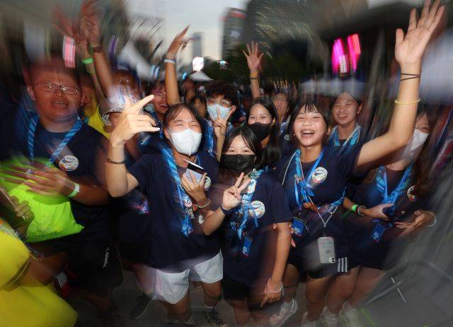 2023 새만금 세계스카우트 잼버리 참가 대원들이 9일 오후 서울 광화문광장에서 열린 '웰컴 투 서울 댄스나이트' 행사에서 다 함께 어울려 춤을 추고 있다. 연합뉴스