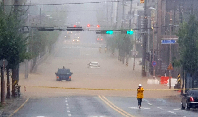 제6호 태풍 ‘카눈’ 이 한반도를 강타한 10일 오후 강원 속초시내 도로가 침수되는 피해가 발생, 도로가 통제되고 있다. 연합뉴스