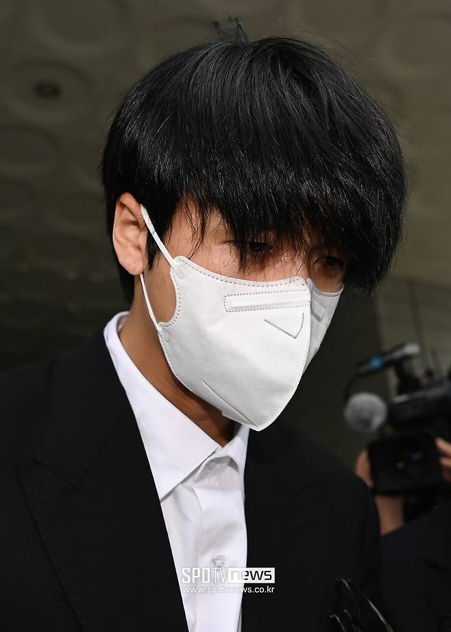 Singer Ravi (Kim Won-sik, 30) avoided The actual type, while Nafla (Choi Seok-bae, 31) received The Judgement for one year of Imprisonment.On July 10, Detective 7 in the southern Seoul District Court proceeded with The Judgment Day for Ravi and Nafla, who were charged with violating military service.On that day, the court gave Ravi one year of Imprisonment, two years of probation, 120 hours of community service, and Nafla one year of Imprisonment.On the same day, the court explained the reason for Ravis sentencing, saying, The defendant conspired with Koo, a military service broker, to feign even though there was no epilepsy serious injury, and the sinfulness was not very good because he used deception to interfere with the execution of official duties, adding, Sinfulness is not good because he planned it carefully and acted.However, Kim Won-sik said, On the other hand, Kim Won-sik is a first-time offender with no punishment, deeply reflecting on his mistakes, and taking into account that he will again Dipterocarpus alatus his military service obligation if convicted.Regarding the reason for Naflas sentence, he said, Sinfulness is not good, for example, serving as a social worker, performing a long-term elaborate act to receive a fifth-grade adjudication, and sending threatening letters to a person in charge of Yangjae station.This investigation has extended to Yangjae station officials, he said. Sinfulness is not good because I committed a crime while being investigated as a drug case.On the other hand, I have been acknowledging and reflecting on my mistakes while being detained for more than five months, receiving a fourth grade adjudication due to actual depression, growing up in the United States and feeling burdened by military service obligations, I explained the reason for the sentence.Ravi is accused of conspiring with Military Service Broker Gumo and his co-CEO, Grublin, to avoid Military Service through H ⁇  Wi epilepsy diagnosis.Nafla is accused of conspiring with Mr. Koo and Mr. Kim during the service of Yangjae station social worker to try to get misjudgment of service by pretending to deteriorate symptoms of depression.According to the prosecution, Ravi received an epilepsy scenario from a military service broker and was hospitalized for postponing it as fainting.Later, when Ravi submitted a medical certificate to the Military Manpower Administration in 2021 that he suspected epilepsy, the broker sent a message saying, Good, military exemption.In addition, Nafla did not go to work 141 days after the placement of Yangjae station social worker in the process of receiving adjudication for misappropriation of depression symptoms.Earlier in April, prosecutors asked Ravi and Nafla for two years of Imprisonment and two and a half years of Imprisonment respectively.At the time, Ravi, Nafla and Kims lawyers appealed for leniency, emphasizing that they all agreed with the evidence submitted by the prosecution and acknowledged the charges but were reflecting.Ravi said, I played the stupid and cowardly Choices because I was desperate to postpone my service, and what was even more shameful was that I was so stupid that I did not have a sense of problem with my Choices.Lee realized that all my thoughts were rationalizations for myself, he said. I realized how big my mistake was and how many people I hurt. I feel ashamed and sorry for those who have loved me for a long time, he said. I apologize to the epilepsy patients and their families who may have been hurt by me. I will never forget this time in my life and will live with atonement.Nafla said, The hard-won opportunity was so precious. What always bothered me was the military. After Show Me the Money, I received a letter of enlistment. As an old man, I couldnt delay the military any longer.I was afraid that all the hard-earned popularity would disappear, he said. If only one opportunity is given again, I will faithfully Dipterocarpus alatus the military service opportunity and duty given to me, and I will live as a Korean citizen. 