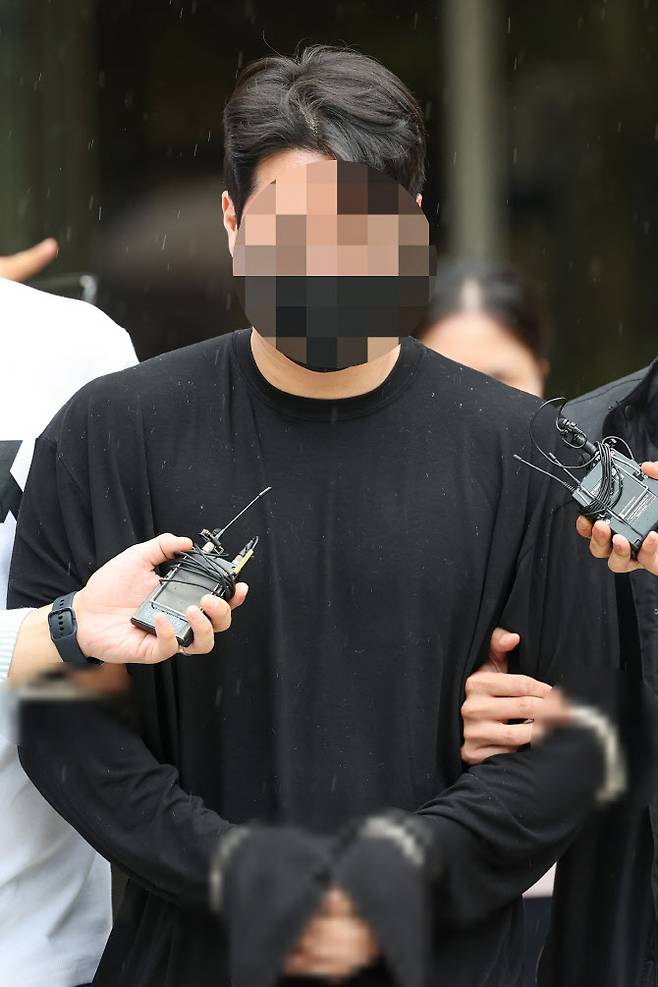 약물을 복용한 채 운전하다가 사고를 내 행인을 다치게 한 혐의를 받는 신모씨가 11일 서울 서초구 서울중앙지방법원에서 구속 전 피의자 심문(영장실질심사)을 마친 뒤 이동하고 있다. (사진=연합뉴스)