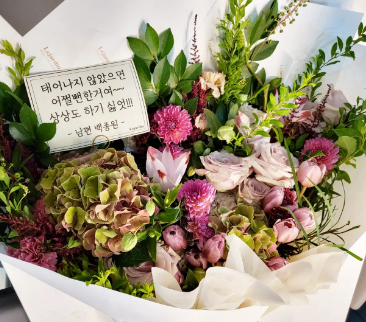 So Yoo-jin shared a happy birthday day.On the 11th, So Yoo-jin wrote  ⁇ Happy birthday morning  ⁇  My husbands bouquet of flowers  ⁇  Seaweed soup boiled in birds.walls  ⁇  Japchae made by children and father together  ⁇  Cake made by daughters  ⁇  #Thank you #I love you  ⁇ .In the added photo, So Yoo-jin, holding a large bouquet, is smiling brightly.Baek Jong-wons bouquet prepared a cute phrase that I would not have imagined if I had not been born.On the other hand, So Yoo-jin married Baek Jong-won in 2013 and left one male and two female.
